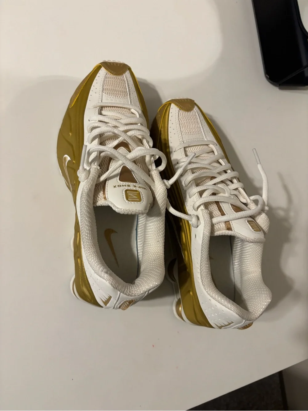 NIKE SHOX R4 metallic gold size 10 worn twice